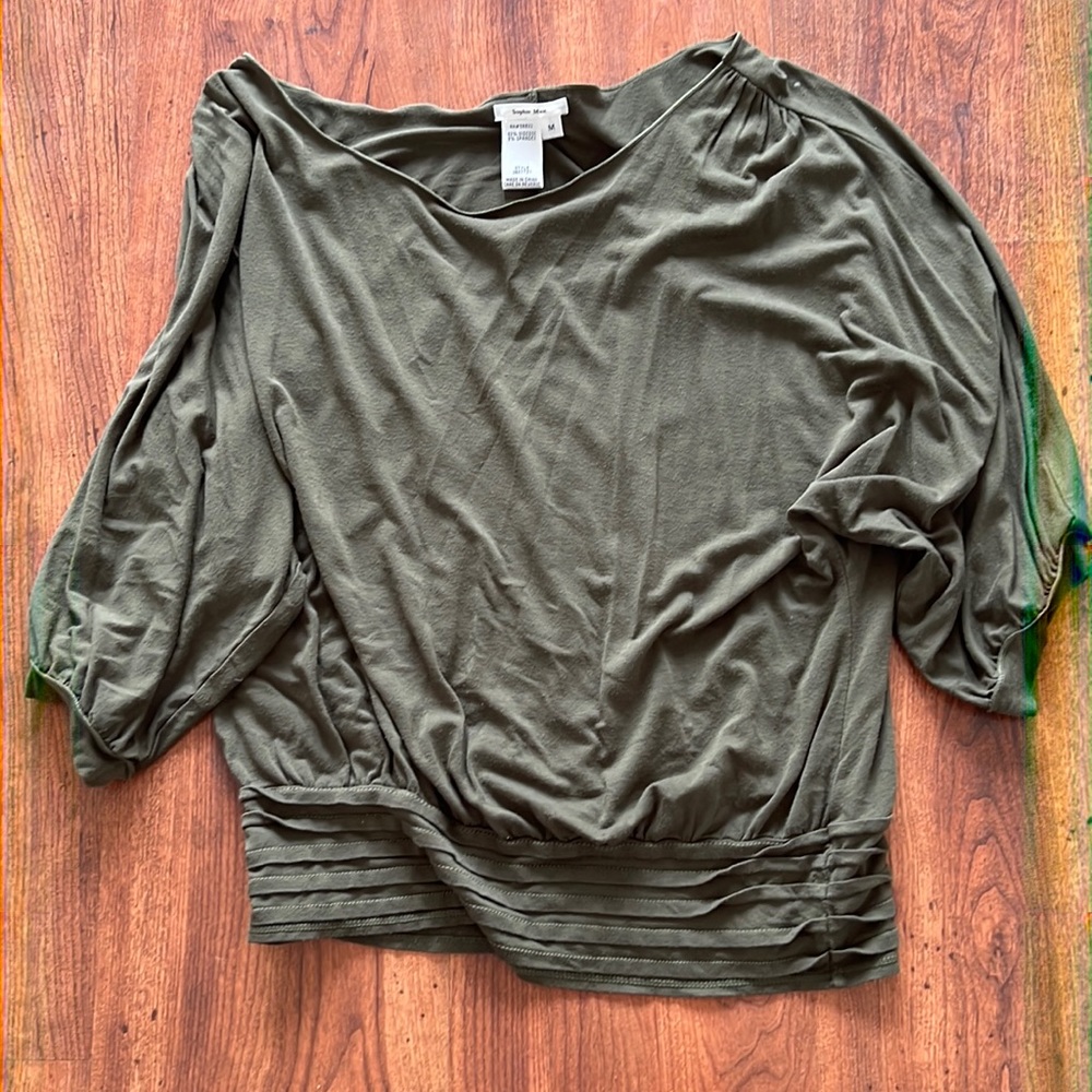 Quarter sleeve top